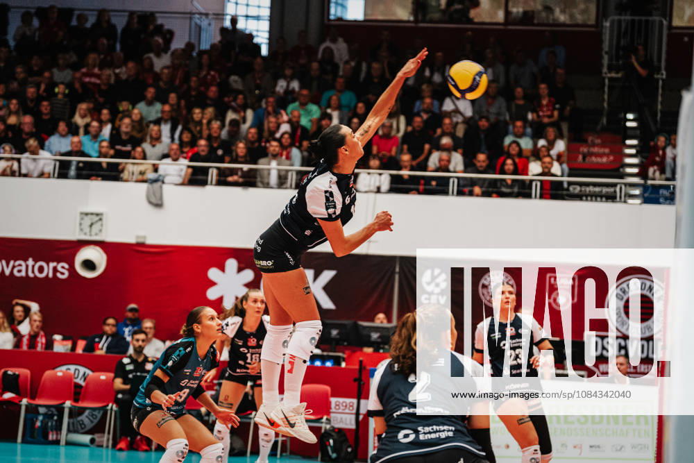 Im Bild: Angriff durch Dresdner SC 10.10.2026, Dresdner SC - Allianz MTV Stuttgart, DEKRA 1. Bundesliga Frauen, Volleyball, Deutschland, Dresden, Cyberport Arena