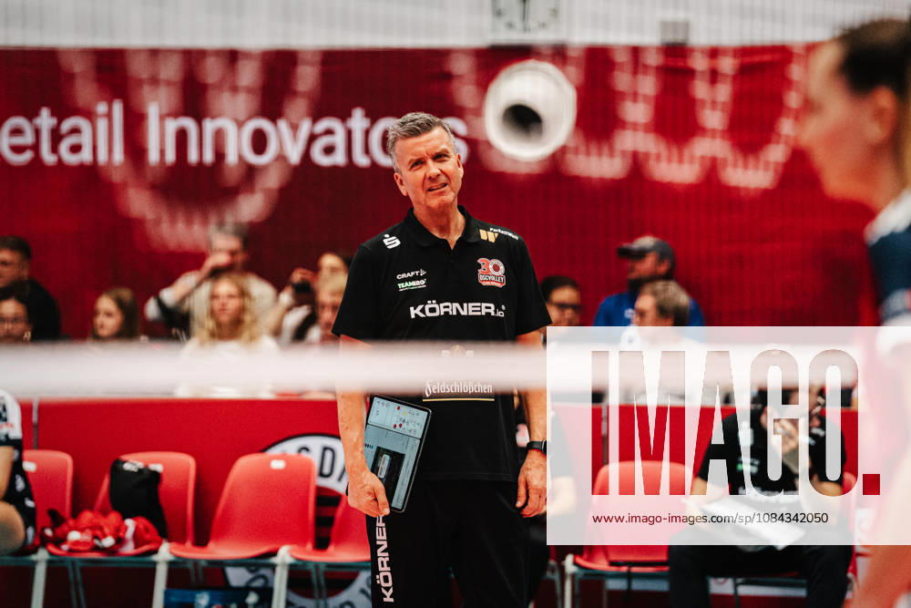 Im Bild: Trainer Alexander Waibl (Dresdner SC) unzufrieden über Schiri Entscheidung 10.10.2026, Dresdner SC - Allianz MTV Stuttgart, DEKRA 1. Bundesliga Frauen, Volleyball, Deutschland, Dresden, Cyberport Arena