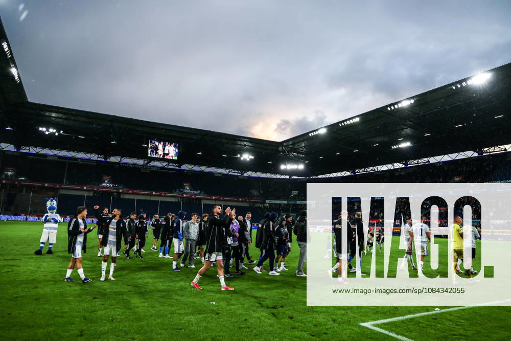 Fussball, 3.Liga Saison 2026 2027 8.Spieltag MSV Duisburg - TSG 1899 Hoffenheim II 10.10.2026, schauinsland-reisen-arena Die Spieler vom MSV Duisburg bedanken sich nach dem Spiel bei den Fans Duisburg schauinsland-reisen-arena Nordrhein-Westfalen Deutschland
