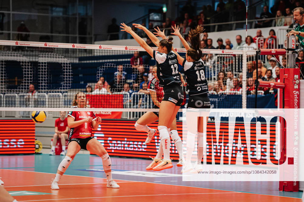 Im Bild: Mette Pfeffer (12, Dresdner SC) und Sarah Straube (18, Dresdner SC) blocken erfolgreich den Ball 10.10.2026, Dresdner SC - Allianz MTV Stuttgart, DEKRA 1. Bundesliga Frauen, Volleyball, Deutschland, Dresden, Cyberport Arena