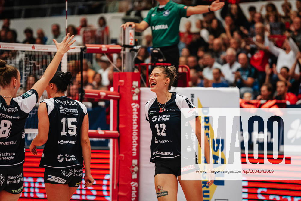 Im Bild: Mette Pfeffer (12, Dresdner SC) freut sich nach einem Punkt 10.10.2026, Dresdner SC - Allianz MTV Stuttgart, DEKRA 1. Bundesliga Frauen, Volleyball, Deutschland, Dresden, Cyberport Arena