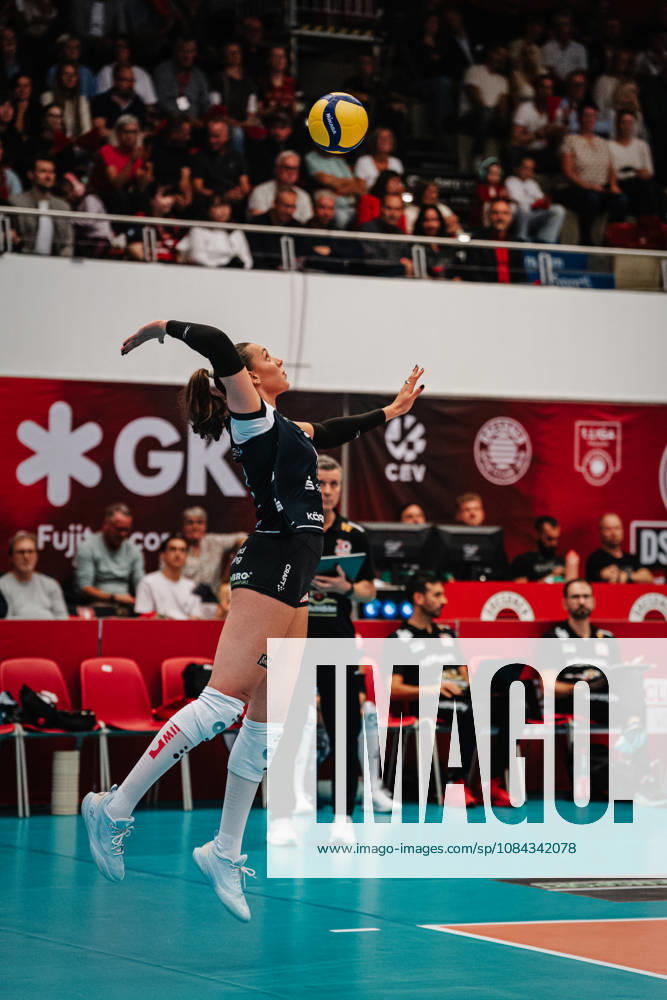 Im Bild: Aufschlag Dresdner SC 10.10.2026, Dresdner SC - Allianz MTV Stuttgart, DEKRA 1. Bundesliga Frauen, Volleyball, Deutschland, Dresden, Cyberport Arena