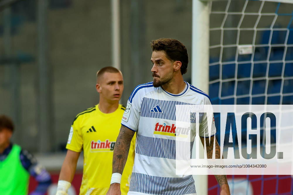 GER, Fussball, Herren, 3. Liga, Saison 2026 2027, MSV Duisburg - TSG Hoffenheim II Maximilian Braune (MSV) und Lex Tyger Lobinger (MSV) schauen