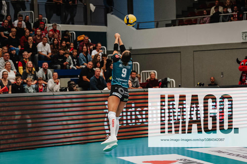 Im Bild: Emilia Schaarschmidt (9, Dresdner SC) rettet den Ball vor dem aus 10.10.2026, Dresdner SC - Allianz MTV Stuttgart, DEKRA 1. Bundesliga Frauen, Volleyball, Deutschland, Dresden, Cyberport Arena