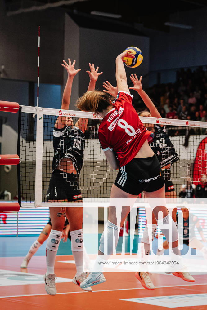 Im Bild: Angriff durch Eleanor Holthaus (8, MTV Stuttgart) 10.10.2026, Dresdner SC - Allianz MTV Stuttgart, DEKRA 1. Bundesliga Frauen, Volleyball, Deutschland, Dresden, Cyberport Arena