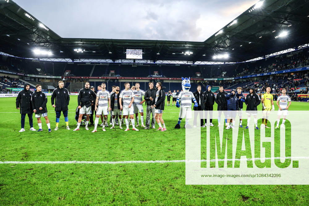 Fussball, 3.Liga Saison 2026 2027 8.Spieltag MSV Duisburg - TSG 1899 Hoffenheim II 10.10.2026, schauinsland-reisen-arena Die Spieler vom MSV Duisburg nach dem Spiel bei den Fans Duisburg schauinsland-reisen-arena Nordrhein-Westfalen Deutschland