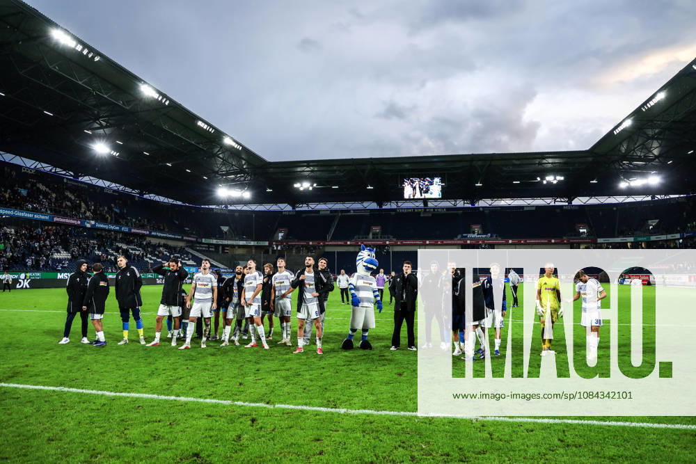 Fussball, 3.Liga Saison 2026 2027 8.Spieltag MSV Duisburg - TSG 1899 Hoffenheim II 10.10.2026, schauinsland-reisen-arena Die Spieler vom MSV Duisburg nach dem Spiel bei den Fans Duisburg schauinsland-reisen-arena Nordrhein-Westfalen Deutschland