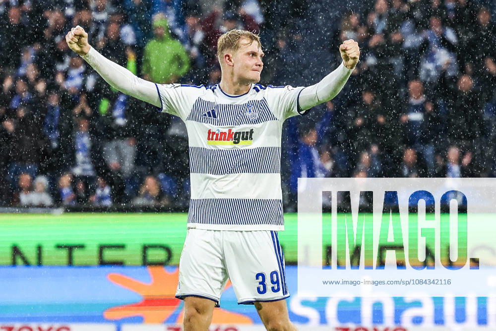 Fussball, 3.Liga Saison 2026 2027 8.Spieltag MSV Duisburg - TSG 1899 Hoffenheim II 10.10.2026, schauinsland-reisen-arena Peter Remmert (MSV Duisburg, 39) freut sich nach dme Spiel über den Sieg Duisburg schauinsland-reisen-arena Nordrhein-Westfalen Deutschland