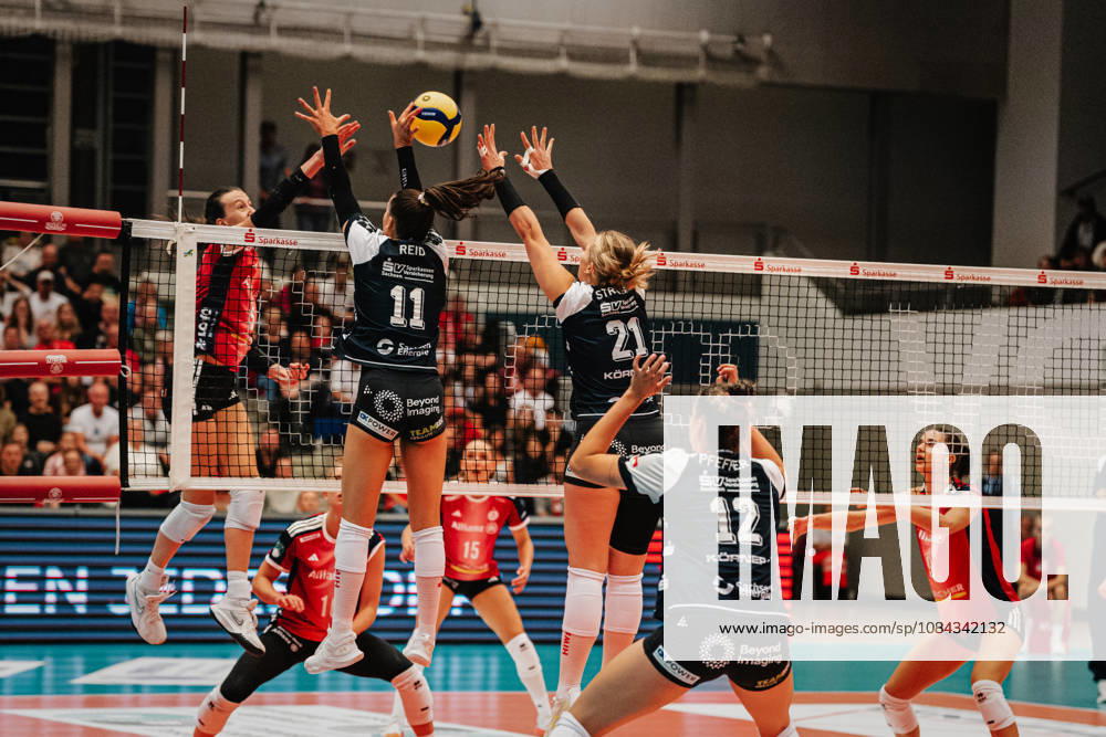 Im Bild: Rylen Reid (11, Dresdner SC) und Monique Strubbe (21, Dresdner SC) blocken erfolgreich den Ball 10.10.2026, Dresdner SC - Allianz MTV Stuttgart, DEKRA 1. Bundesliga Frauen, Volleyball, Deutschland, Dresden, Cyberport Arena