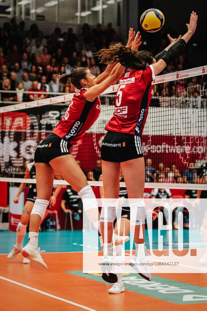 Im Bild: Lydia Grote (5, MTV Stuttgart) und Eleanor Holthaus (8, MTV Stuttgart) blocken den Ball 10.10.2026, Dresdner SC - Allianz MTV Stuttgart, DEKRA 1. Bundesliga Frauen, Volleyball, Deutschland, Dresden, Cyberport Arena
