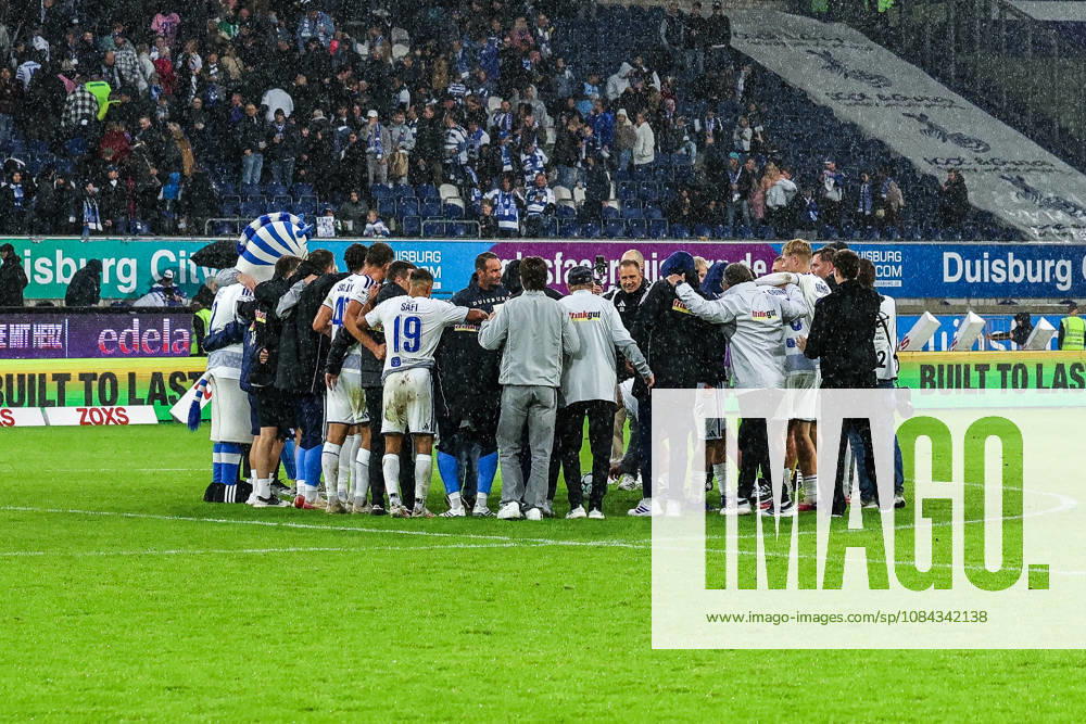Fussball, 3.Liga Saison 2026 2027 8.Spieltag MSV Duisburg - TSG 1899 Hoffenheim II 10.10.2026, schauinsland-reisen-arena Teamkreis MSV Duisburg nach dem Spiel Duisburg schauinsland-reisen-arena Nordrhein-Westfalen Deutschland