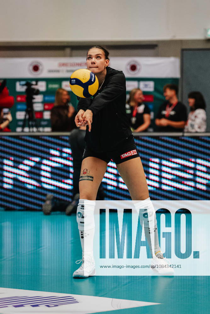 Im Bild: Florentine Rosemann (31, Dresdner SC) hält sich warm 10.10.2026, Dresdner SC - Allianz MTV Stuttgart, DEKRA 1. Bundesliga Frauen, Volleyball, Deutschland, Dresden, Cyberport Arena
