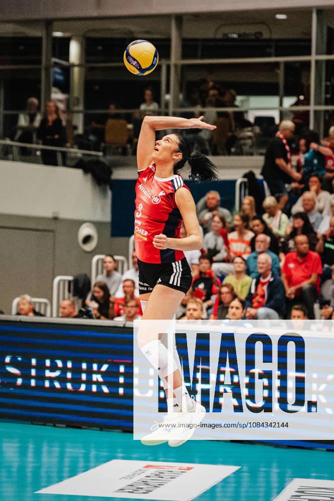 Im Bild: Jasmine Gross (3, MTV Stuttgart) beim Aufschlag 10.10.2026, Dresdner SC - Allianz MTV Stuttgart, DEKRA 1. Bundesliga Frauen, Volleyball, Deutschland, Dresden, Cyberport Arena