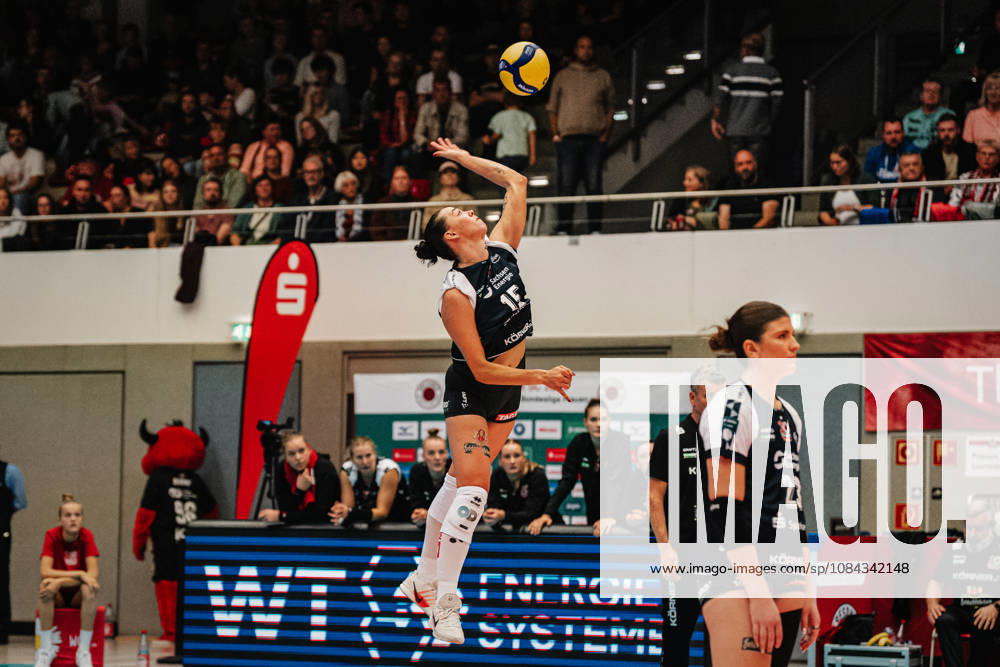 Im Bild: Maia Dvoracek (15, Dresdner SC) beim Aufschlag 10.10.2026, Dresdner SC - Allianz MTV Stuttgart, DEKRA 1. Bundesliga Frauen, Volleyball, Deutschland, Dresden, Cyberport Arena