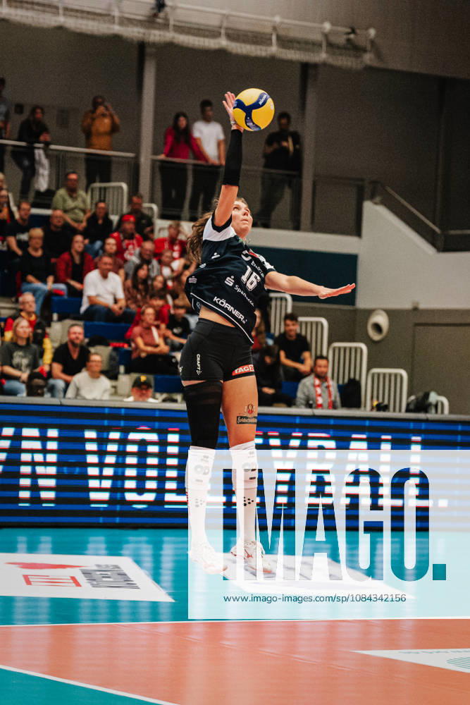 Im Bild: Morgan Geddes (16, Dresdner SC) bei Aufschlag 10.10.2026, Dresdner SC - Allianz MTV Stuttgart, DEKRA 1. Bundesliga Frauen, Volleyball, Deutschland, Dresden, Cyberport Arena