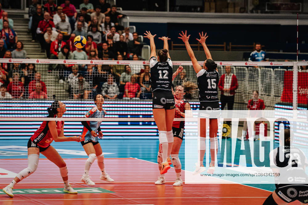 Im Bild: Mette Pfeffer (12, Dresdner SC) und Maia Dvoracek (15, Dresdner SC) blocken erfolgreich den Ball 10.10.2026, Dresdner SC - Allianz MTV Stuttgart, DEKRA 1. Bundesliga Frauen, Volleyball, Deutschland, Dresden, Cyberport Arena