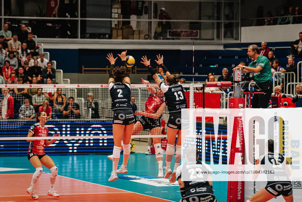Im Bild: Raeven Chase (2, Dresdner SC) und Lena Kindermann (13, Dresdner SC) blocken erfolgreich den Ball 10.10.2026, Dresdner SC - Allianz MTV Stuttgart, DEKRA 1. Bundesliga Frauen, Volleyball, Deutschland, Dresden, Cyberport Arena