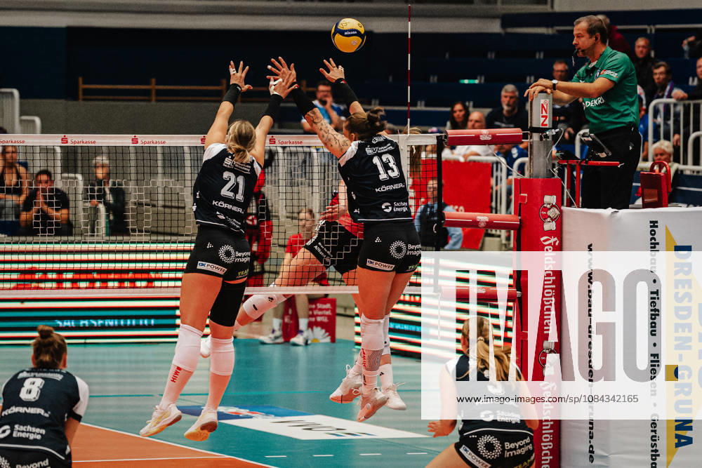 Im Bild: Monique Strubbe (21, Dresdner SC) und Lena Kindermann (13, Dresdner SC) blocken erfolgreich den Ball 10.10.2026, Dresdner SC - Allianz MTV Stuttgart, DEKRA 1. Bundesliga Frauen, Volleyball, Deutschland, Dresden, Cyberport Arena