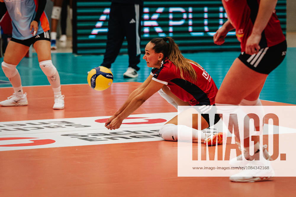 Im Bild: Ballannahme durch Allianz MTV Stuttgart 10.10.2026, Dresdner SC - Allianz MTV Stuttgart, DEKRA 1. Bundesliga Frauen, Volleyball, Deutschland, Dresden, Cyberport Arena