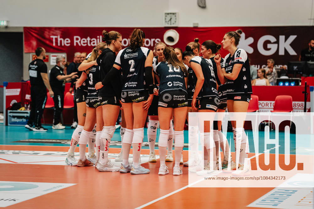 Im Bild: Dresdner SC Teambesprechung nach Niederlage gegen Allianz MTV Stuttgart 10.10.2026, Dresdner SC - Allianz MTV Stuttgart, DEKRA 1. Bundesliga Frauen, Volleyball, Deutschland, Dresden, Cyberport Arena