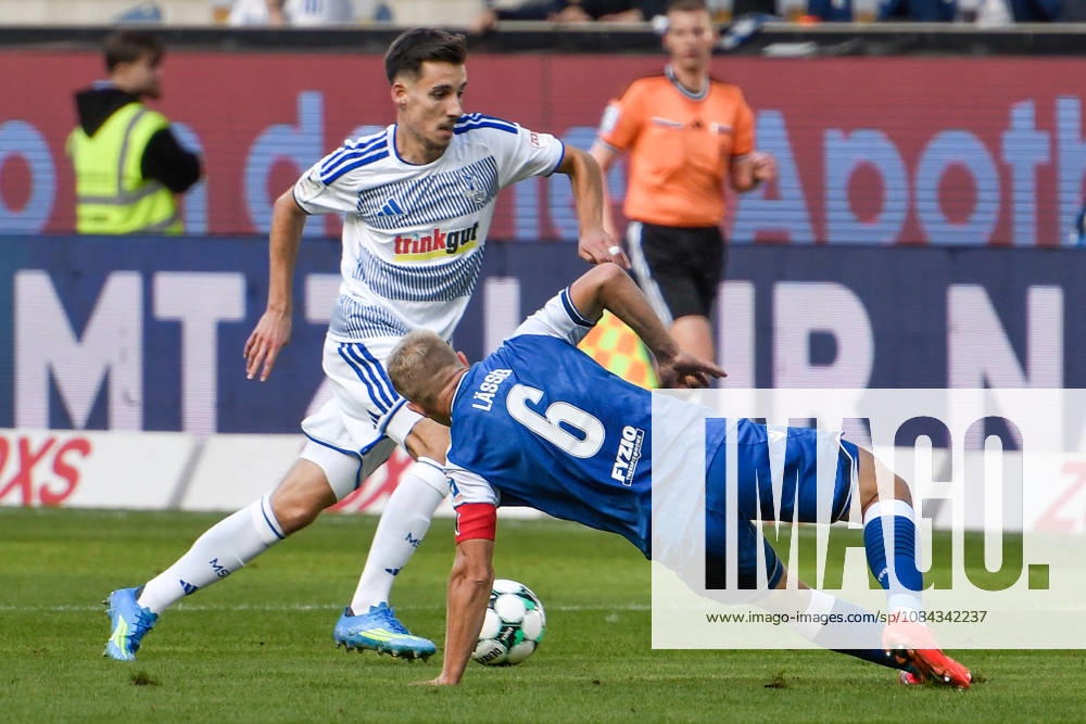 V. li. im Zweikampf Conor Noß Noss (Duisburg 14) Valentin Lässig Laessig (Hoffenheim 6) 10.10.2026 ¢ Fussball ¢ MSV Duisburg vs TSG 1899 Hoffenheim II, Schauinsland-Reisen-Arena, Duisburg, DFB DFL REGULATIONS PROHIBIT ANY USE OF PHOTOGRAPHS AS IMAGE SEQUENCES AND OR QUASI-VIDEO NRW Germany