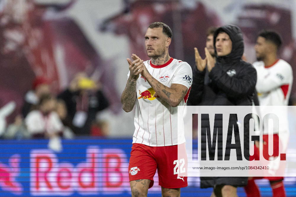 GER, Leipzig, Fussball, Bundesliga, 5. Spieltag, RB Leipzig vs. Eintracht Frankfurt im Bild v.l.: David Raum (RB Leipzig 22), applaudiert 10.10.2026, Red-Bull Arena Leipzig DFL DFB REGULATIONS PROHIBIT ANY USE OF PHOTOGRAPHS AS IMAGE SEQUENCES AND OR QUASI-VIDEO, Leipzig Red-Bull Arena Sachsen Germany