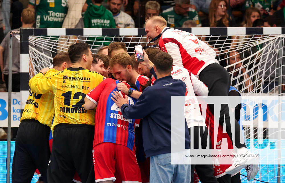 Deutschland, Göppingen, Handball Opel HBL Bundesliga, FRISCH AUF! Göppingen vs. SG BBM Bietigheim, Jubel Bietigheim, oben BBM Trainer Hartmut Mayerhoffer (BBM)