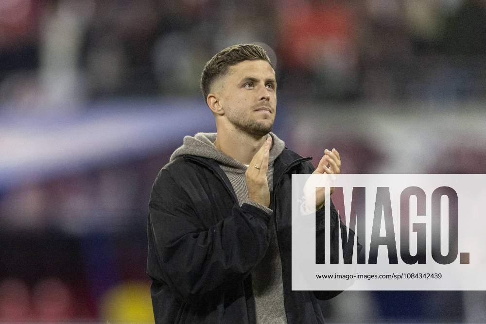 GER, Leipzig, Fussball, Bundesliga, 5. Spieltag, RB Leipzig vs. Eintracht Frankfurt im Bild v.l.: Christoph Baumgartner (RB Leipzig 14), applaudiert nach Abpfiff 10.10.2026, Red-Bull Arena Leipzig DFL DFB REGULATIONS PROHIBIT ANY USE OF PHOTOGRAPHS AS IMAGE SEQUENCES AND OR QUASI-VIDEO, Leipzig Red-Bull Arena Sachsen Germany