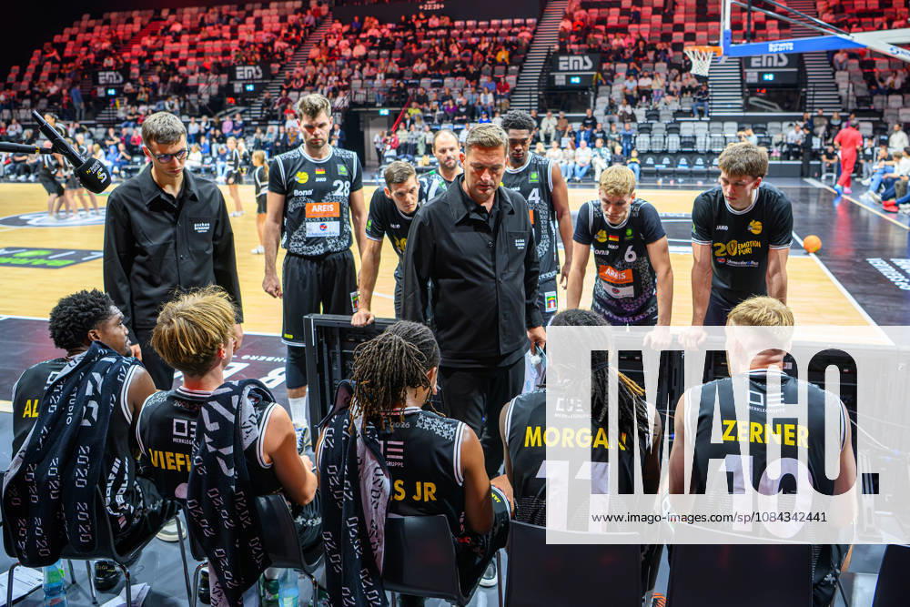 Basketball - Saison 2026 2027 - 2. Bundesliga Pro-A - 4. Spieltag: Nürnberg Falcons Basketball Club NBC - Kreisbau Kirchheim Knights - AlSch - - Tim Timothy James Black ( Trainer Headcoach Nürnberg Falcons BC NBC ) mit seinem Team