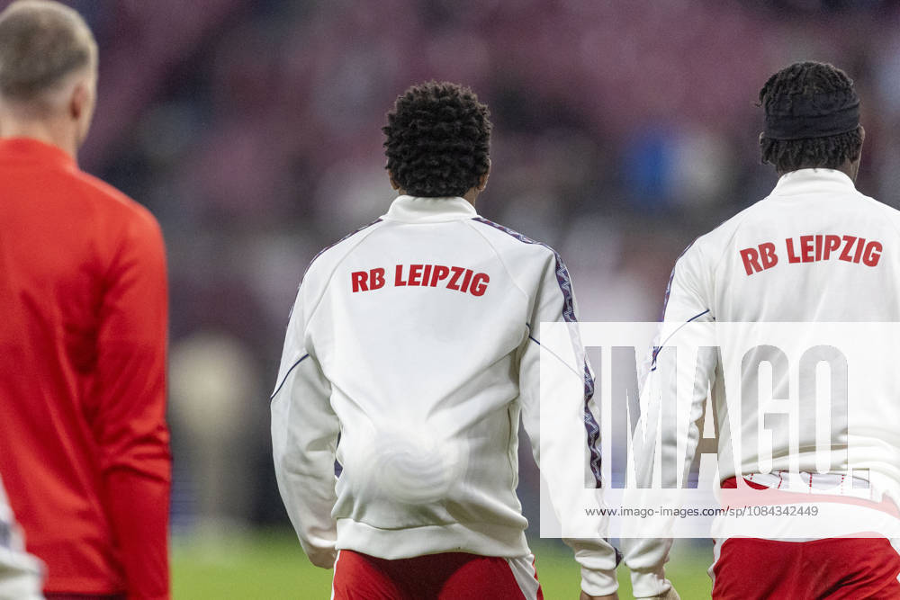 GER, Leipzig, Fussball, Bundesliga, 5. Spieltag, RB Leipzig vs. Eintracht Frankfurt im Bild v.l.: Christopher Nkunku (RB Leipzig 28), versteckt Spielball unter seiner Jacke als Souvenir fuer den Dreierpack 10.10.2026, Red-Bull Arena Leipzig DFL DFB REGULATIONS PROHIBIT ANY USE OF PHOTOGRAPHS AS IMAGE SEQUENCES AND OR QUASI-VIDEO, Leipzig Red-Bull Arena Sachsen Germany