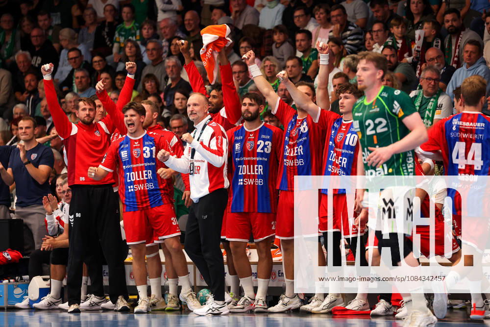 Deutschland, Göppingen, Handball Opel HBL Bundesliga, FRISCH AUF! Göppingen vs. SG BBM Bietigheim, Jubel Bietigheim, BBM Trainer Hartmut Mayerhoffer, Jubel (BBM)