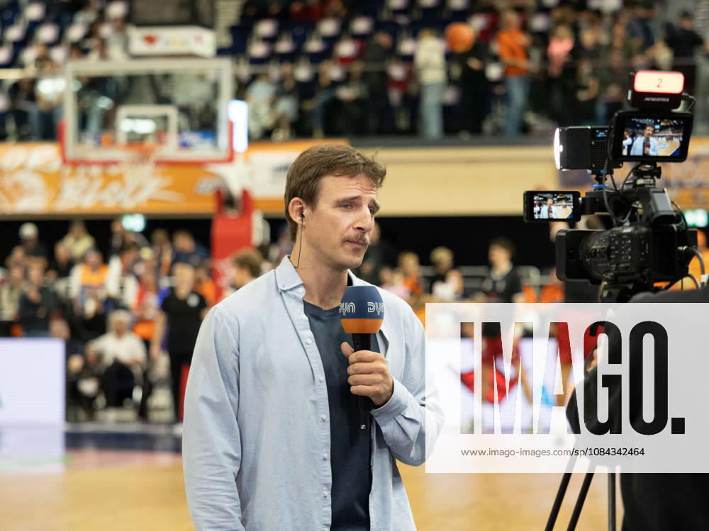 Moderator von DYN. Rostock Seawolves vs. Fitness First Würzburg Baskets, Stadthalle Rostock, easyCredit Basketball Bundesliga, 5. Spieltag, 10.10.2026 Rostock Seawolves vs. Fitness First Würzburg Baskets, Stadthalle Rostock, easyCredit Basketball Bundesliga, 5. Spieltag, Seawolves, Würzburg Baskets, Basketball 10.10.2026 Rostock
