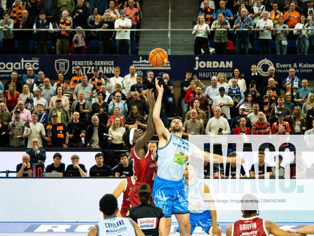 29 Owen Klassen (Rostock Seawolves) und 32 Charles Thompson (Fitness First Würzburg Baskets) im Zweikampf um den Ballgewinn. Rostock Seawolves vs. Fitness First Würzburg Baskets, Stadthalle Rostock, easyCredit Basketball Bundesliga, 5. Spieltag, 10.10.2026 Rostock Seawolves vs. Fitness First Würzburg Baskets, Stadthalle Rostock, easyCredit Basketball Bundesliga, 5. Spieltag, Seawolves, Würzburg Baskets, Basketball 10.10.2026 Rostock