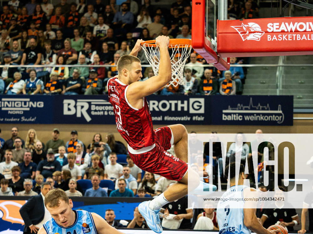 13 Marko Petric (Fitness First Würzburg Baskets) hängt nach einem Dunk am Korb. Rostock Seawolves vs. Fitness First Würzburg Baskets, Stadthalle Rostock, easyCredit Basketball Bundesliga, 5. Spieltag, 10.10.2026 Rostock Seawolves vs. Fitness First Würzburg Baskets, Stadthalle Rostock, easyCredit Basketball Bundesliga, 5. Spieltag, Seawolves, Würzburg Baskets, Basketball 10.10.2026 Rostock
