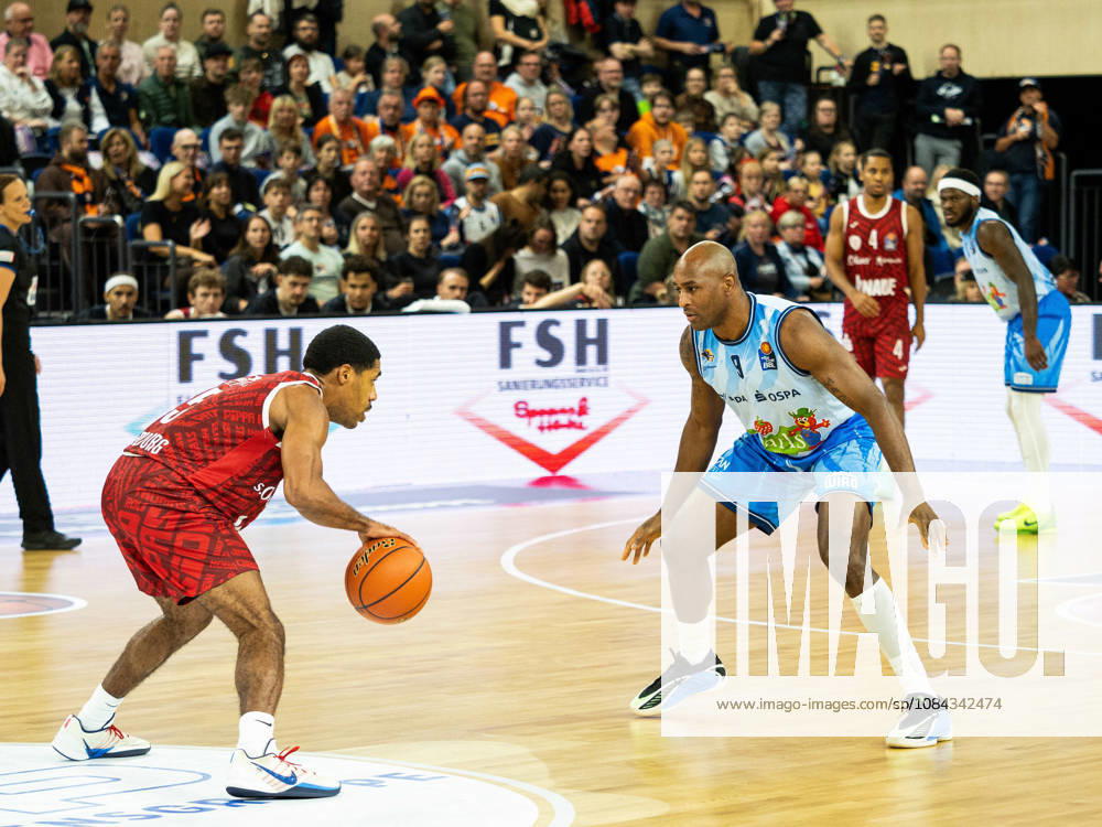 05 Kenny Dye (Fitness First Würzburg Baskets) und 09 DeAndre Lansdowne (Rostock Seawolves) im Zweikampf. Rostock Seawolves vs. Fitness First Würzburg Baskets, Stadthalle Rostock, easyCredit Basketball Bundesliga, 5. Spieltag, 10.10.2026 Rostock Seawolves vs. Fitness First Würzburg Baskets, Stadthalle Rostock, easyCredit Basketball Bundesliga, 5. Spieltag, Seawolves, Würzburg Baskets, Basketball 10.10.2026 Rostock