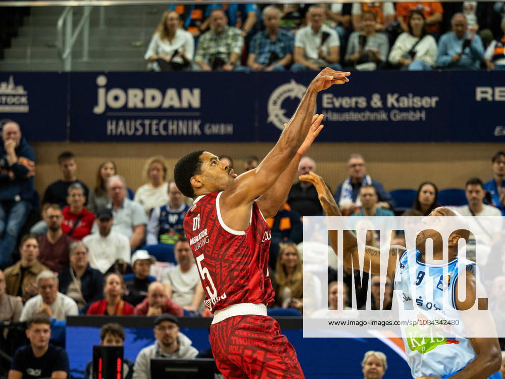 05 Kenny Dye (Fitness First Würzburg Baskets) wirft Richtung Korb und 09 DeAndre Lansdowne (Rostock Seawolves) versucht zu blocken. Rostock Seawolves vs. Fitness First Würzburg Baskets, Stadthalle Rostock, easyCredit Basketball Bundesliga, 5. Spieltag, 10.10.2026 Rostock Seawolves vs. Fitness First Würzburg Baskets, Stadthalle Rostock, easyCredit Basketball Bundesliga, 5. Spieltag, Seawolves, Würzburg Baskets, Basketball 10.10.2026 Rostock