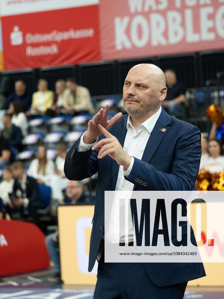 Headcoach PrzemysÅ‚aw Frasunkiewicz (Rostock Seawolves). Rostock Seawolves vs. Fitness First Würzburg Baskets, Stadthalle Rostock, easyCredit Basketball Bundesliga, 5. Spieltag, 10.10.2026 Rostock Seawolves vs. Fitness First Würzburg Baskets, Stadthalle Rostock, easyCredit Basketball Bundesliga, 5. Spieltag, Seawolves, Würzburg Baskets, Basketball 10.10.2026 Rostock
