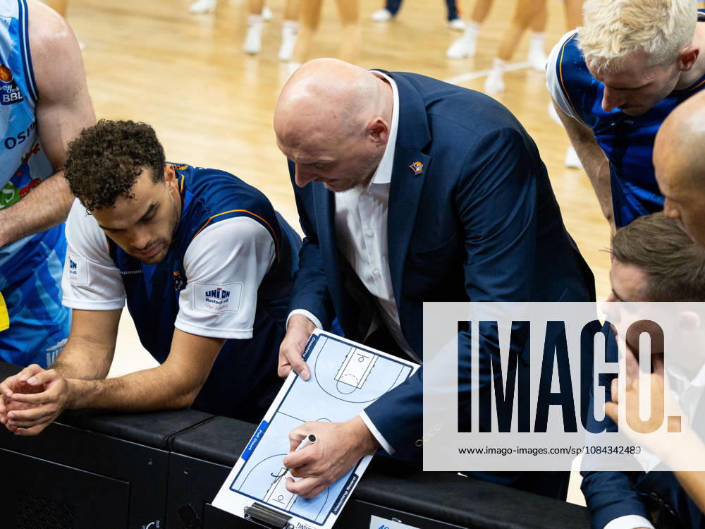 Headcoach PrzemysÅ‚aw Frasunkiewicz (Rostock Seawolves) hält eine Ansprache während einer Auszeit die von den Seawolves genommen wurde. Rostock Seawolves vs. Fitness First Würzburg Baskets, Stadthalle Rostock, easyCredit Basketball Bundesliga, 5. Spieltag, 10.10.2026 Rostock Seawolves vs. Fitness First Würzburg Baskets, Stadthalle Rostock, easyCredit Basketball Bundesliga, 5. Spieltag, Seawolves, Würzburg Baskets, Basketball 10.10.2026 Rostock