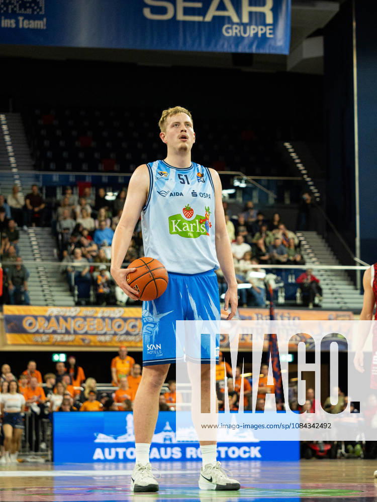 51 Bent Leuchten (Rostock Seawolves) bevor einen Freiwurf wirft. Rostock Seawolves vs. Fitness First Würzburg Baskets, Stadthalle Rostock, easyCredit Basketball Bundesliga, 5. Spieltag, 10.10.2026 Rostock Seawolves vs. Fitness First Würzburg Baskets, Stadthalle Rostock, easyCredit Basketball Bundesliga, 5. Spieltag, Seawolves, Würzburg Baskets, Basketball 10.10.2026 Rostock