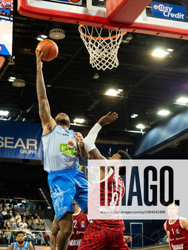 33 Todd Withers (Rostock Seawolves) versucht den Ball, nach einem Angriff der Würzburger, zu kriegen. Vor ihm steht 0 Eddie Colbert III (Fitness First Würzburg Baskets) und hinter ihm 02 Max Jones (Fitness First Würzburg Baskets). Rostock Seawolves vs. Fitness First Würzburg Baskets, Stadthalle Rostock, easyCredit Basketball Bundesliga, 5. Spieltag, 10.10.2026 Rostock Seawolves vs. Fitness First Würzburg Baskets, Stadthalle Rostock, easyCredit Basketball Bundesliga, 5. Spieltag, Seawolves, Würzburg Baskets, Basketball 10.10.2026 Rostock