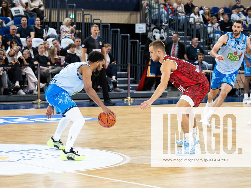 02 Zach Copeland (Rostock Seawolves) im Zweikampf gegen 13 Marko Petric (Fitness First Würzburg Baskets). Rostock Seawolves vs. Fitness First Würzburg Baskets, Stadthalle Rostock, easyCredit Basketball Bundesliga, 5. Spieltag, 10.10.2026 Rostock Seawolves vs. Fitness First Würzburg Baskets, Stadthalle Rostock, easyCredit Basketball Bundesliga, 5. Spieltag, Seawolves, Würzburg Baskets, Basketball 10.10.2026 Rostock