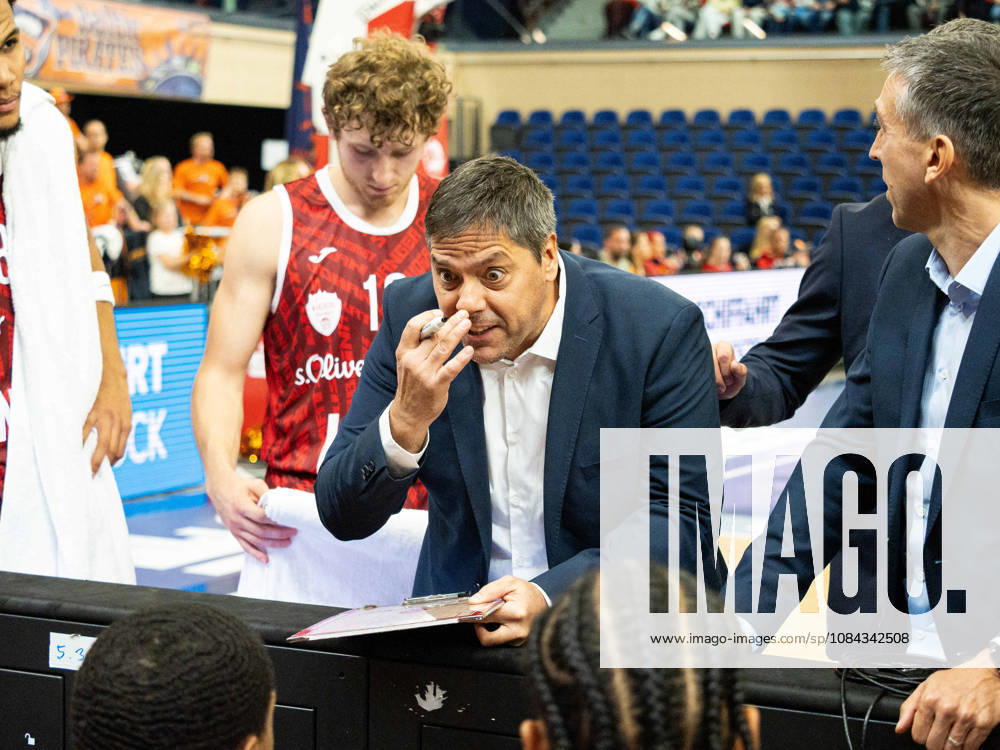 Headcoach SaÅ¡o Filipovski (Fitness First Würzburg Baskets) hält eine Ansprache während einer Auszeit die von den Würzburgern genommen wurde. Rostock Seawolves vs. Fitness First Würzburg Baskets, Stadthalle Rostock, easyCredit Basketball Bundesliga, 5. Spieltag, 10.10.2026 Rostock Seawolves vs. Fitness First Würzburg Baskets, Stadthalle Rostock, easyCredit Basketball Bundesliga, 5. Spieltag, Seawolves, Würzburg Baskets, Basketball 10.10.2026 Rostock