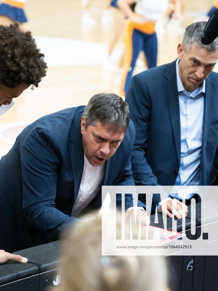 Headcoach PrzemysÅ‚aw Frasunkiewicz (Rostock Seawolves) hält eine Ansprache in einer Auszeit. Rostock Seawolves vs. Fitness First Würzburg Baskets, Stadthalle Rostock, easyCredit Basketball Bundesliga, 5. Spieltag, 10.10.2026 Rostock Seawolves vs. Fitness First Würzburg Baskets, Stadthalle Rostock, easyCredit Basketball Bundesliga, 5. Spieltag, Seawolves, Würzburg Baskets, Basketball 10.10.2026 Rostock