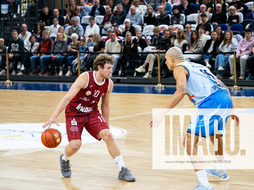 10 Calvin Wishart (Fitness First Würzburg Baskets) im Zweikampf gegen 15 Robin Amaize (Rostock Seawolves). Rostock Seawolves vs. Fitness First Würzburg Baskets, Stadthalle Rostock, easyCredit Basketball Bundesliga, 5. Spieltag, 10.10.2026 Rostock Seawolves vs. Fitness First Würzburg Baskets, Stadthalle Rostock, easyCredit Basketball Bundesliga, 5. Spieltag, Seawolves, Würzburg Baskets, Basketball 10.10.2026 Rostock