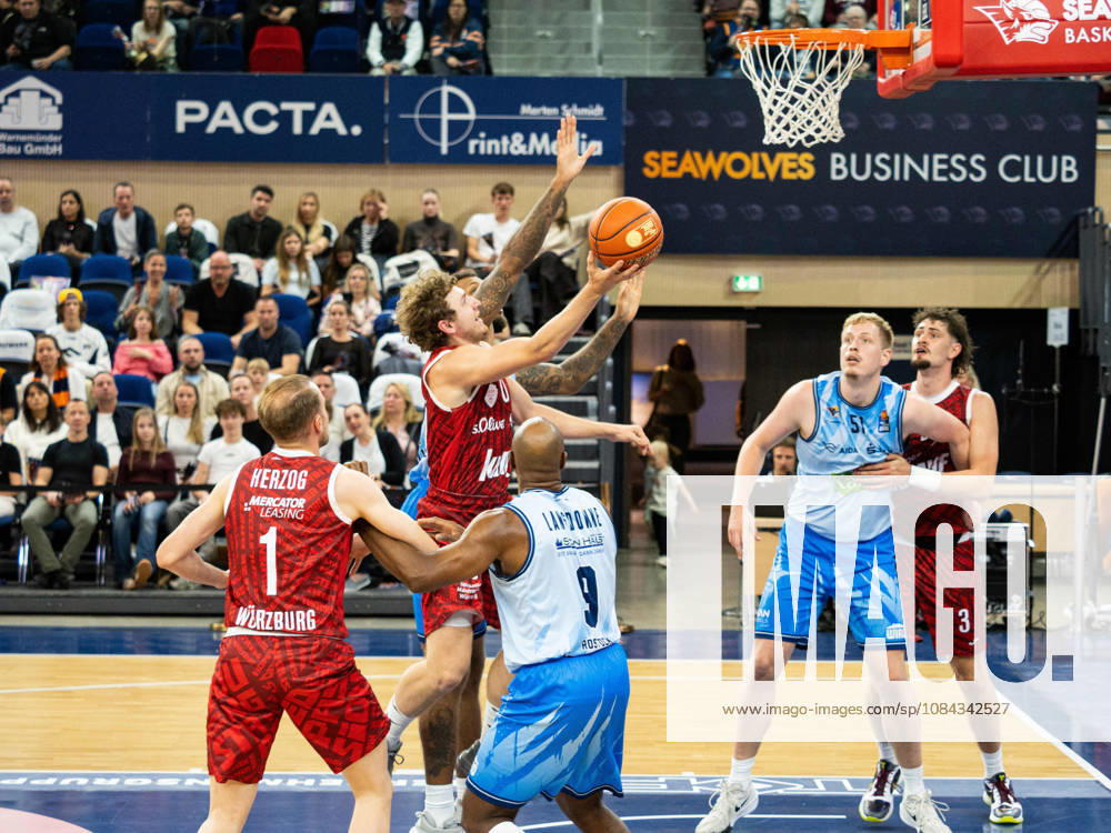 0 Eddie Colbert III (Fitness First Würzburg Baskets) springt in Richtung Korb. Vor ihm stehen im Bild 09 DeAndre Lansdowne (Rostock Seawolves) und 01 Lukas Herzog (Fitness First Würzburg Baskets). Rostock Seawolves vs. Fitness First Würzburg Baskets, Stadthalle Rostock, easyCredit Basketball Bundesliga, 5. Spieltag, 10.10.2026 Rostock Seawolves vs. Fitness First Würzburg Baskets, Stadthalle Rostock, easyCredit Basketball Bundesliga, 5. Spieltag, Seawolves, Würzburg Baskets, Basketball 10.10.2026 Rostock