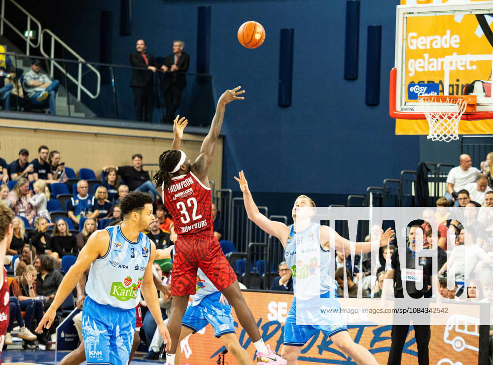 32 Charles Thompson (Fitness First Würzburg Baskets) wirft den Ball Richtung Korb der Seawolves. Hinter Ihm steht 03 Dominic Lockhart (Rostock Seawolves) und vor ihm 51 Bent Leuchten (Rostock Seawolves). Rostock Seawolves vs. Fitness First Würzburg Baskets, Stadthalle Rostock, easyCredit Basketball Bundesliga, 5. Spieltag, 10.10.2026 Rostock Seawolves vs. Fitness First Würzburg Baskets, Stadthalle Rostock, easyCredit Basketball Bundesliga, 5. Spieltag, Seawolves, Würzburg Baskets, Basketball 10.10.2026 Rostock