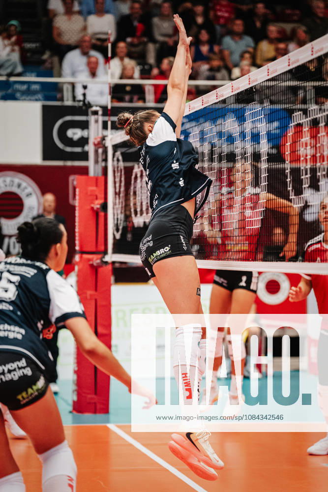 Im Bild: Block durch Mette Pfeffer (12, Dresdner SC) 10.10.2026, Dresdner SC - Allianz MTV Stuttgart, DEKRA 1. Bundesliga Frauen, Volleyball, Deutschland, Dresden, Cyberport Arena