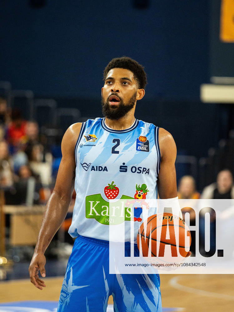 02 Zach Copeland (Rostock Seawolves) schaut konzentriert zum Korb bevor er einen Freiwurf wirft. Rostock Seawolves vs. Fitness First Würzburg Baskets, Stadthalle Rostock, easyCredit Basketball Bundesliga, 5. Spieltag, 10.10.2026 Rostock Seawolves vs. Fitness First Würzburg Baskets, Stadthalle Rostock, easyCredit Basketball Bundesliga, 5. Spieltag, Seawolves, Würzburg Baskets, Basketball 10.10.2026 Rostock