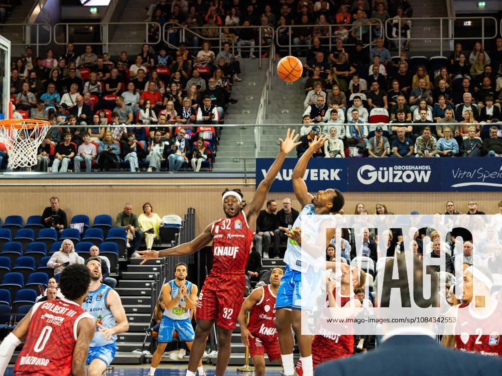 22 Johnathan Stove (Rostock Seawolves) und 32 Charles Thompson (Fitness First Würzburg Baskets) versuchen den Ball in Luft zu bekommen. Rostock Seawolves vs. Fitness First Würzburg Baskets, Stadthalle Rostock, easyCredit Basketball Bundesliga, 5. Spieltag, 10.10.2026 Rostock Seawolves vs. Fitness First Würzburg Baskets, Stadthalle Rostock, easyCredit Basketball Bundesliga, 5. Spieltag, Seawolves, Würzburg Baskets, Basketball 10.10.2026 Rostock