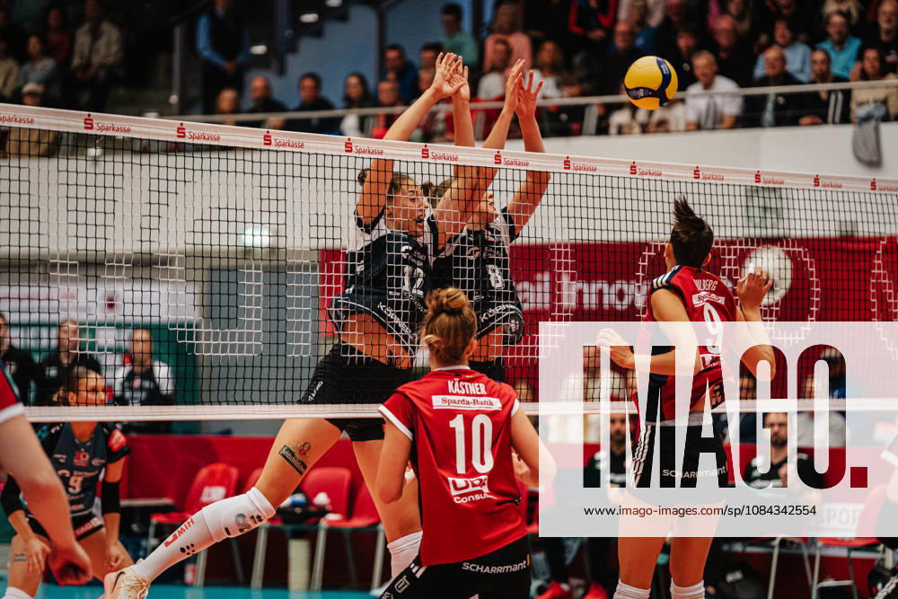 Im Bild: erfolgreicher Block durch Mette Pfeffer (12, Dresdner SC) und Jette Kuipers (8, Dresdner SC) 10.10.2026, Dresdner SC - Allianz MTV Stuttgart, DEKRA 1. Bundesliga Frauen, Volleyball, Deutschland, Dresden, Cyberport Arena